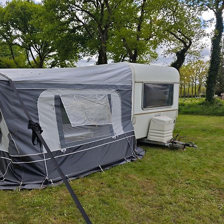Camping Le Val Aux Fees - Broceliande Concoret Eksteriør billede