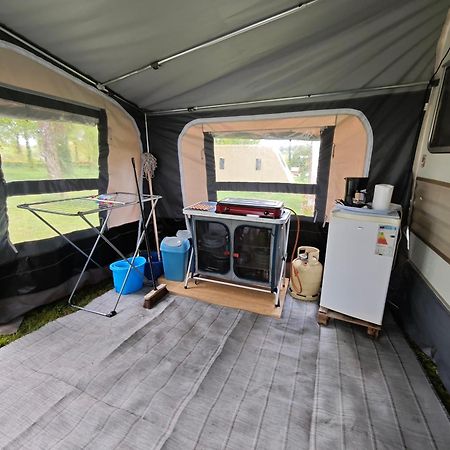 Camping Le Val Aux Fees - Broceliande Concoret Eksteriør billede