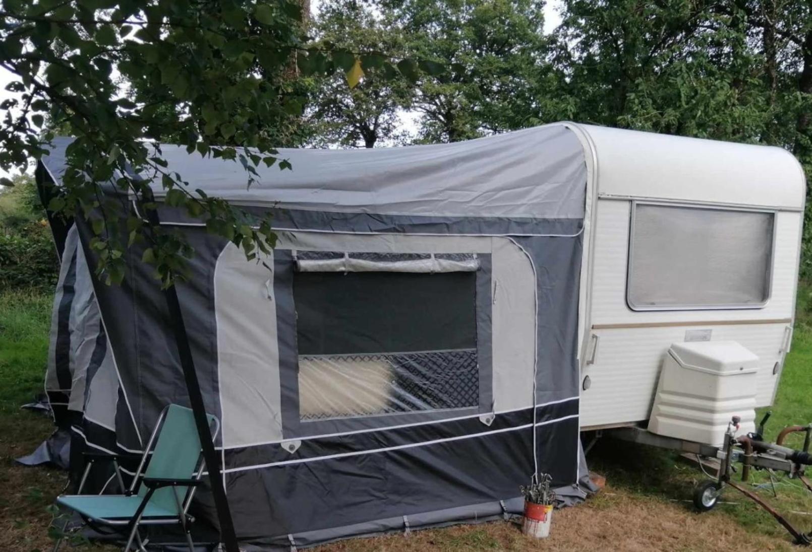 Camping Le Val Aux Fees - Broceliande Concoret Eksteriør billede