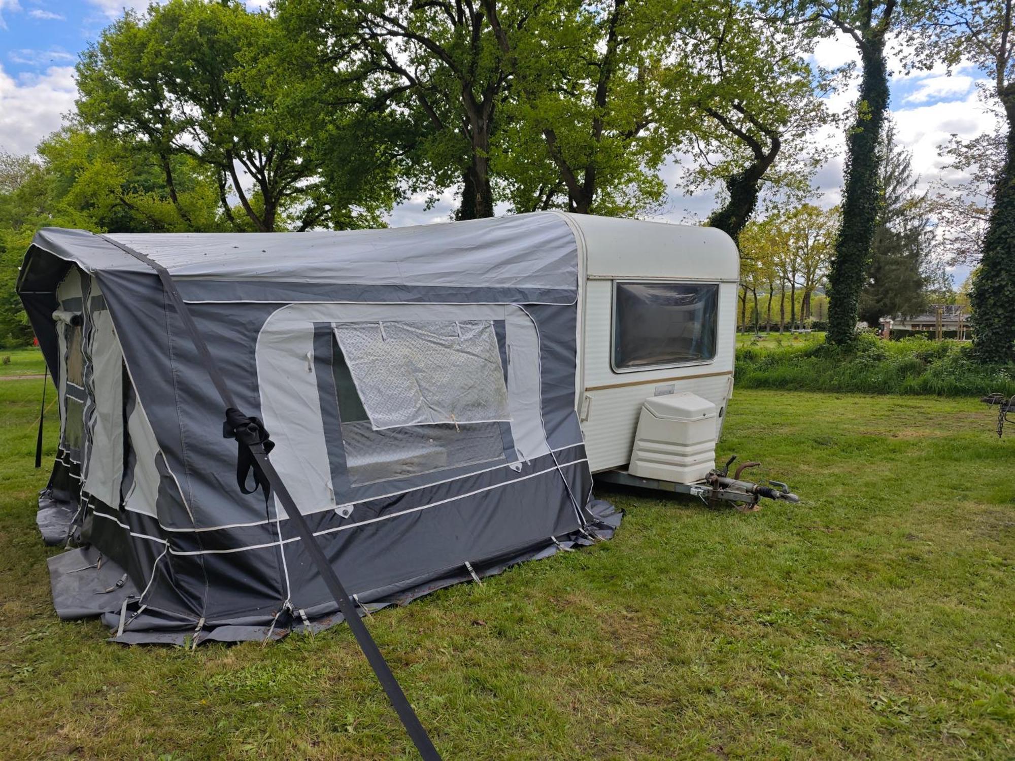 Camping Le Val Aux Fees - Broceliande Concoret Eksteriør billede